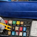 تعویض فیوز نیسان آبی (زامیاد) | راهنمای کامل و ایمن برای عیب‌یابی و تعویض فیوز