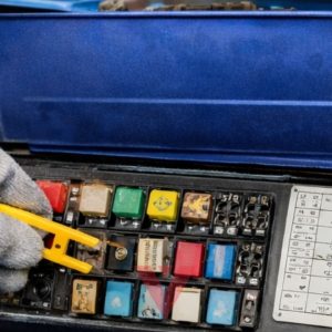 تعویض فیوز نیسان آبی (زامیاد) | راهنمای کامل و ایمن برای عیب‌یابی و تعویض فیوز